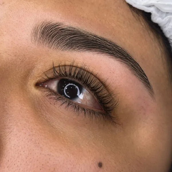 Diseño de cejas con henna realizado por Paz & Piel Studio