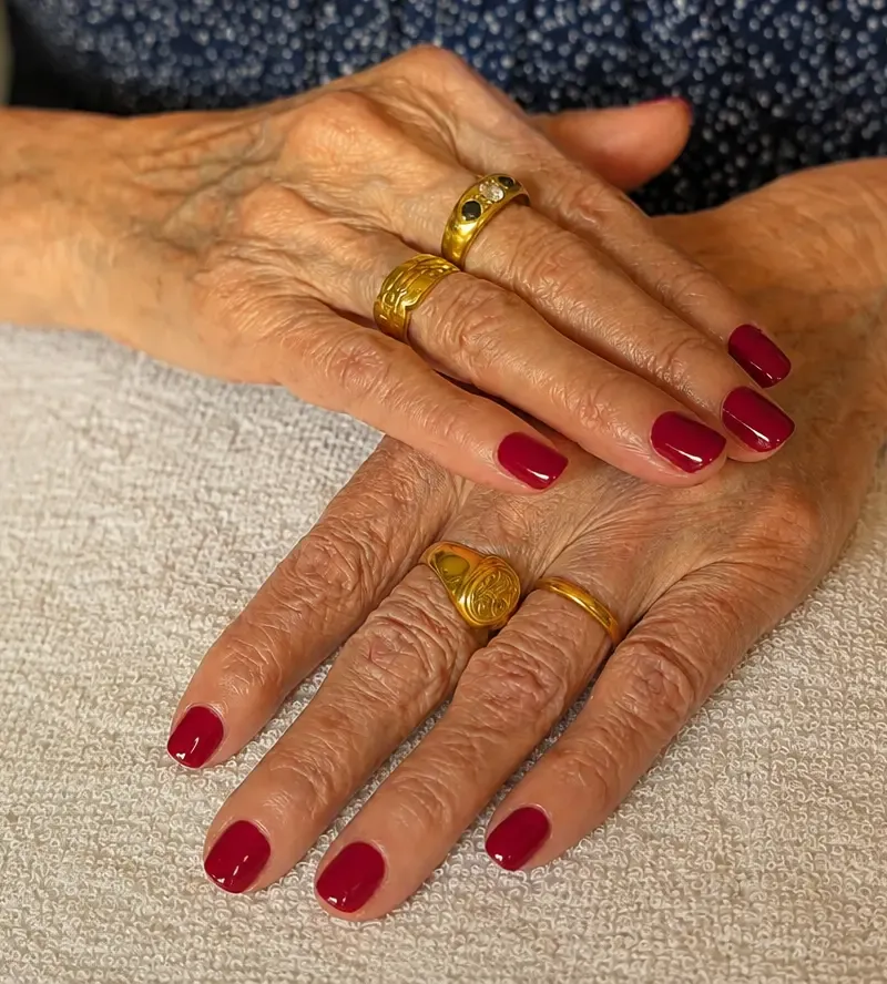 Manos con manicura natural sobre tejido de lino