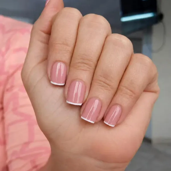Detalle de manicura con acabado limpio y natural