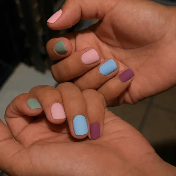 Manicura con esmaltado en tonos tierra